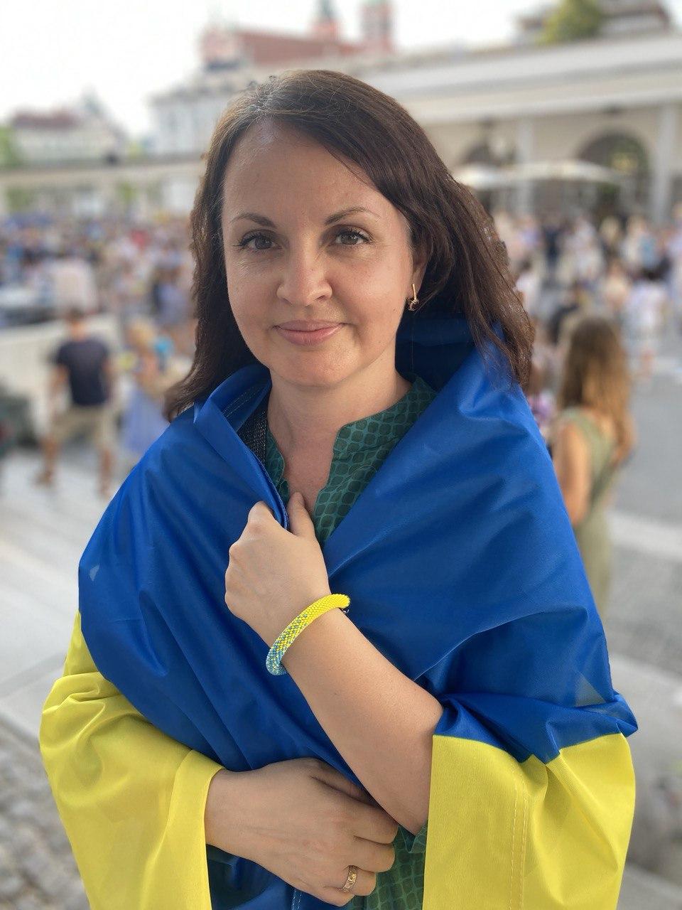 Portrait of Olena Ivakhnenko with Ukrainian flag